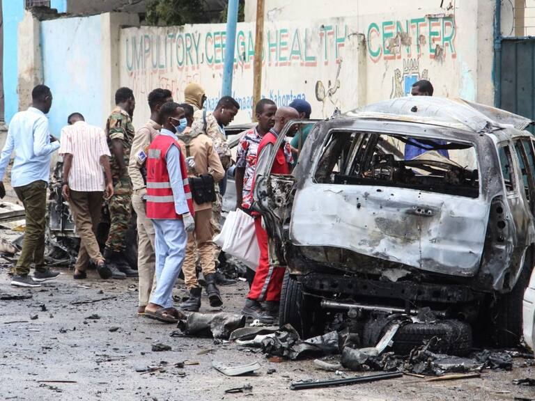 Carro bomba dio muerte a varias personas y destruyó vehículos en Somalia