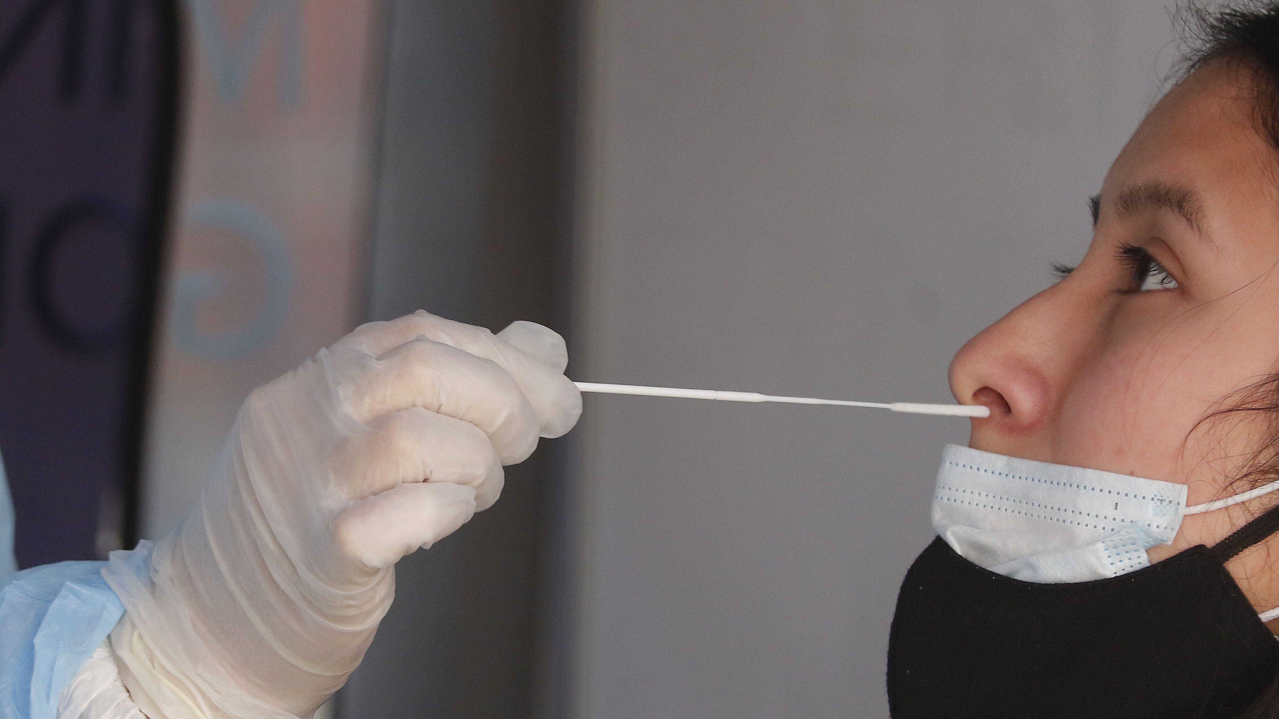 07 DE JUNIO DE 2021/VALPARAISOUna mujer se somete a un test de PCR, durante un operativo de Busqueda Activa de Casos Covid-19 positivo realizado en la Iglesia La Matriz de Valparaiso.
FOTO: LEONARDO RUBILAR CHANDIA/AGENCIAUNO