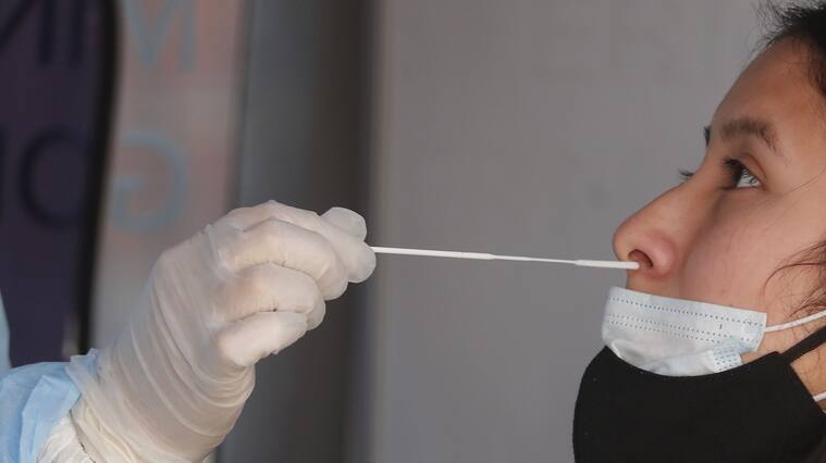 07 DE JUNIO DE 2021/VALPARAISOUna mujer se somete a un test de PCR, durante un operativo de Busqueda Activa de Casos Covid-19 positivo realizado en la Iglesia La Matriz de Valparaiso.
FOTO: LEONARDO RUBILAR CHANDIA/AGENCIAUNO