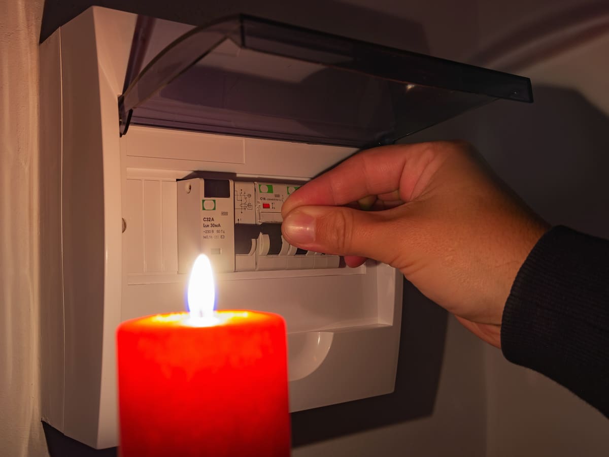 Corte de luz en la región Metropolitana: Más de 13 mil clientes siguen sin suministro eléctrico