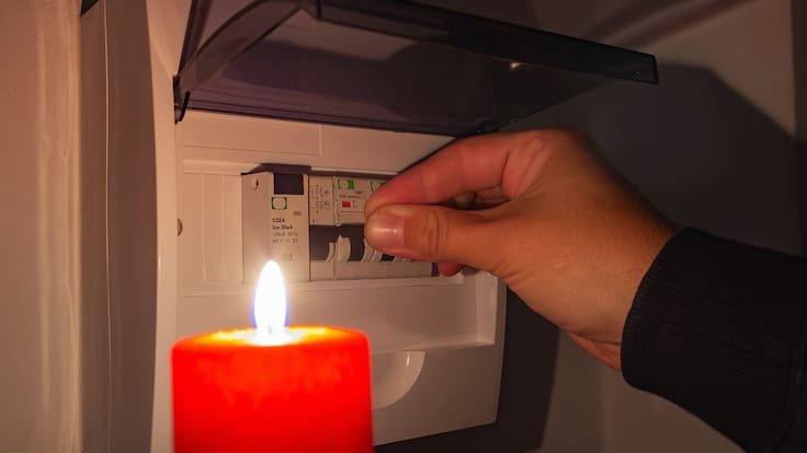 Corte de luz en la región Metropolitana: Más de 13 mil clientes siguen sin suministro eléctrico