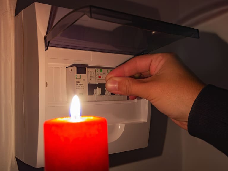 Alerta en la capital: reportan corte de luz en diversas comunas de la región Metropolitana