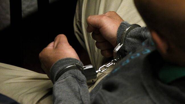 16 de Noviembre de 2012/SANTIAGO Uno de los imputados contiene su rabia estirando las esposas, que lo mantienen por mas de 6 horas sentado en la formalización del caso de la red de prostitución y abuso infantil, que se desarrolla en el Centro de Justicia.
FOTO: FRANCISCO SAAVEDRA/AGENCIAUNO