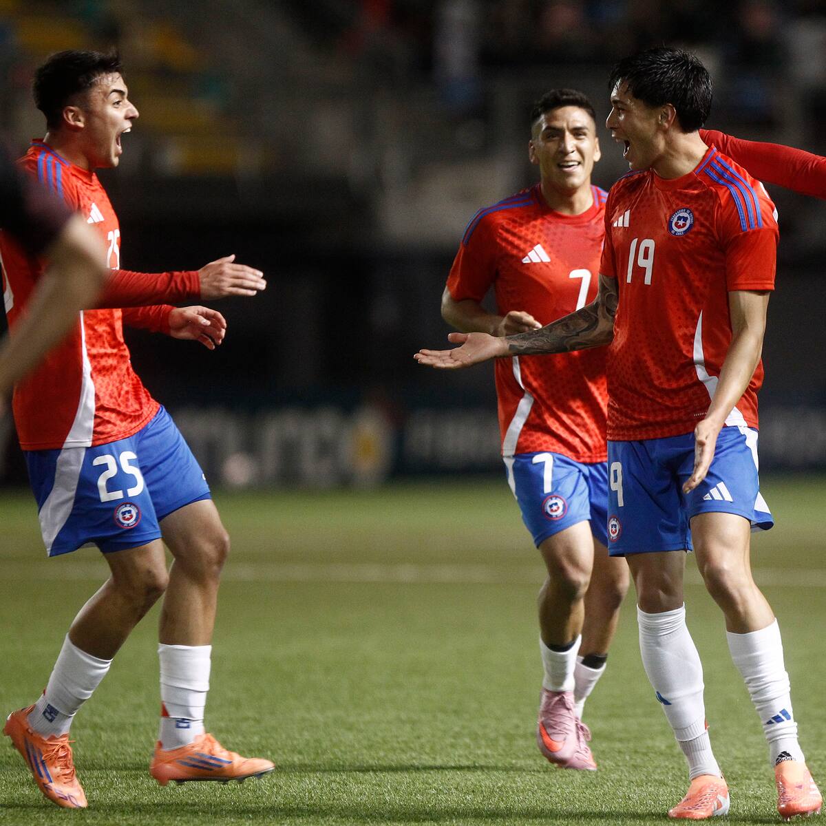Para empezar de nuevo: Chile vence en los descuentos a Perú para volver a ganar tras ocho meses