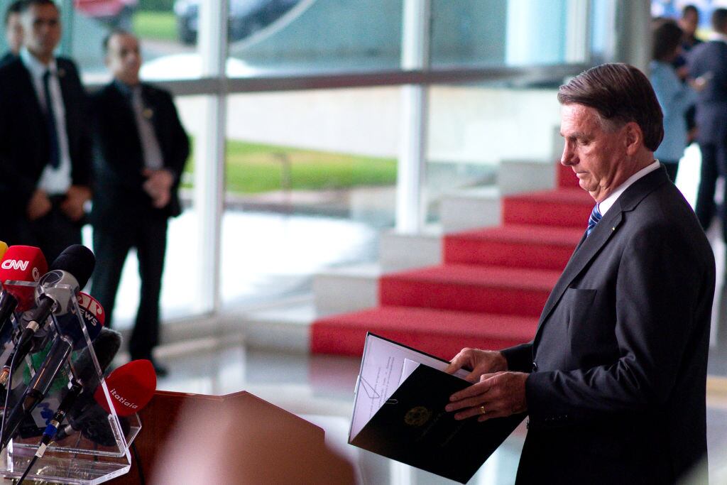 El saliente mandatario brasilero Jair Bolsonaro ante la prensa