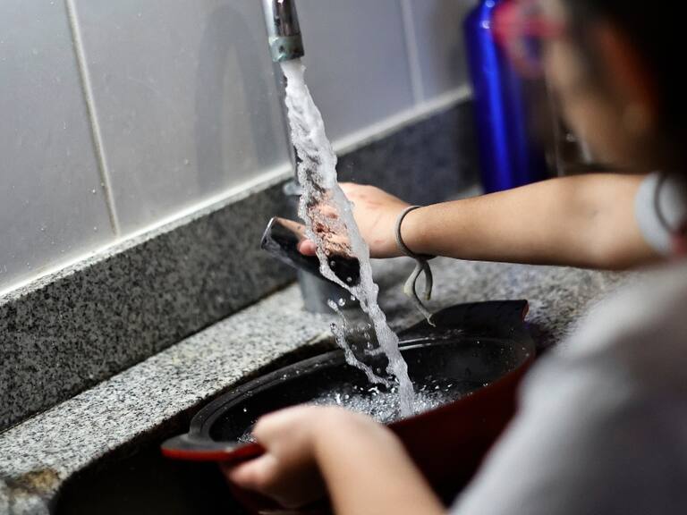 Aguas Andinas informa normalización del suministro tras evento de turbiedad en algunas comunas de Región Metropolitana