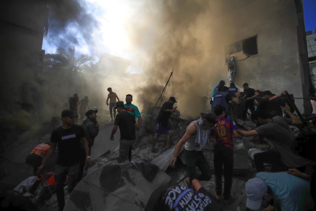 Palestinos buscan víctimas entre los escombros tras los ataques de Israel