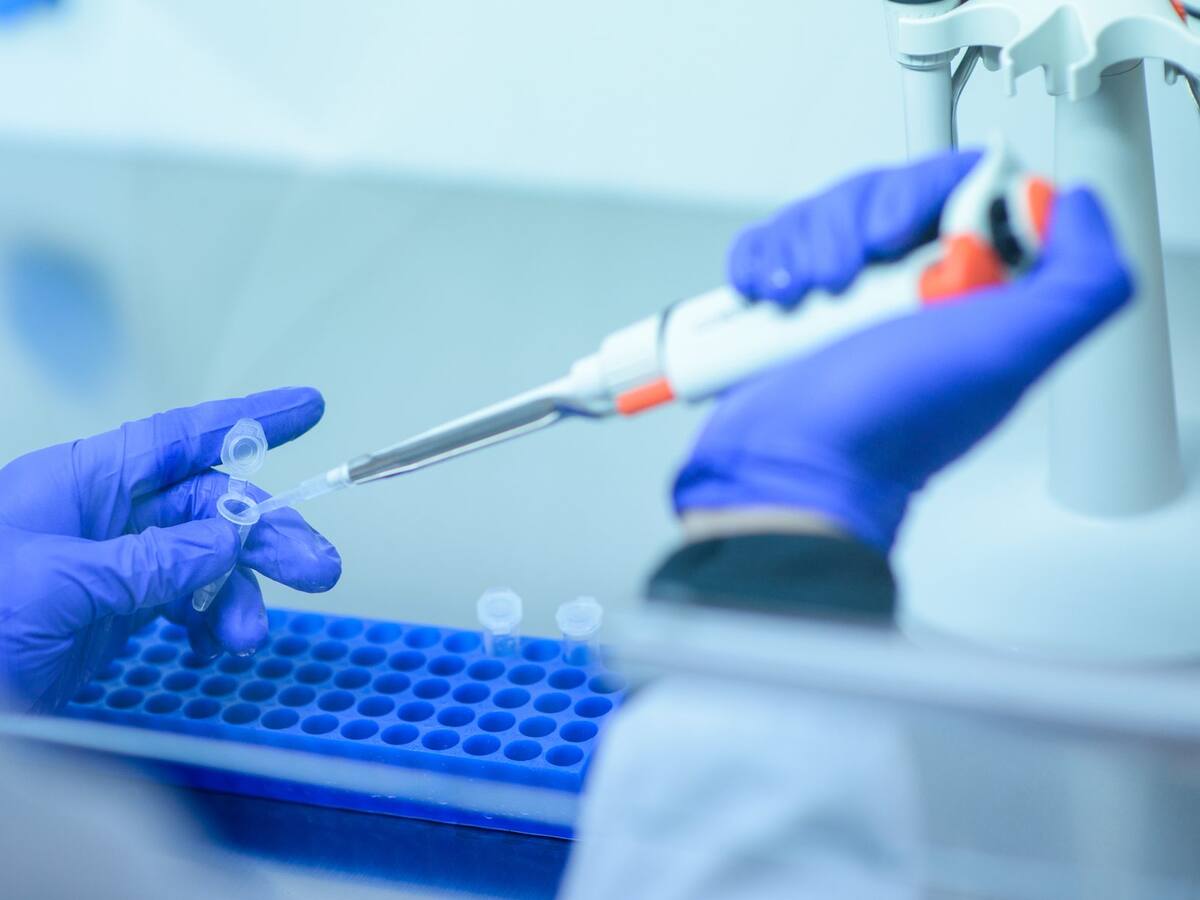 Doctor analizó diferencia entre vacuna Pfizer y Oxford: «Son vacunas que tienen un vector discretamente distinto»