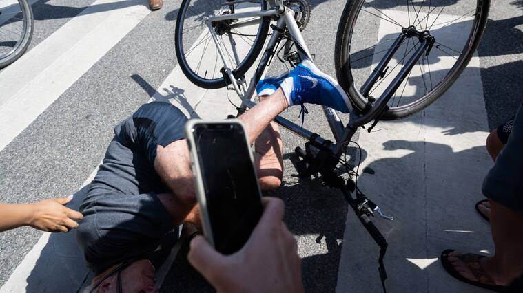 Presidente Joe Biden pierde el equilibrio y sufre accidente en bicicleta