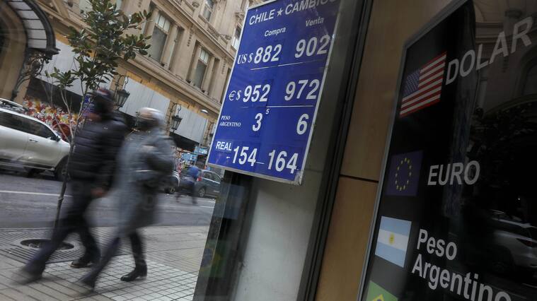 23 de Junio de 2022/SANTIAGOContinua el alza del dlar pasando la barrera de los 900 pesos, mientra que el precio del cobre cerr con una nueva cada instalndose en mnimos de 16 meses.
FOTO: CRISTOBAL ESCOBAR/AGENCIAUNO