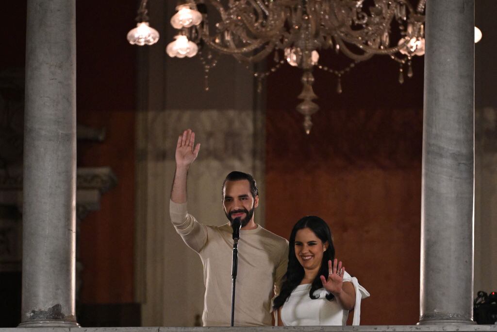 Nayib Bukele junto a su esposa Gabriela Rodríguez saludan tras declararse ganador de las presidenciales en El Salvador con el 85% de los votos.