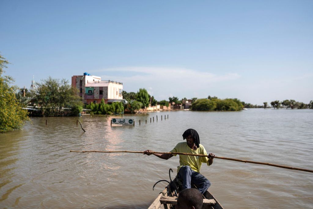Un sudanés navega para movilizarse en una zona de la capital Jartum