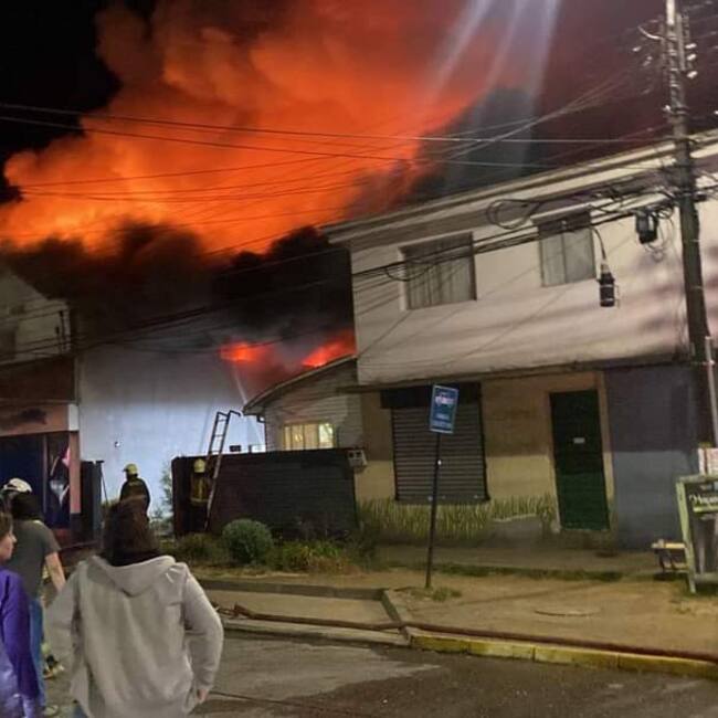 Incendio de gran magnitud deja dos bomberos heridos en Loncoche