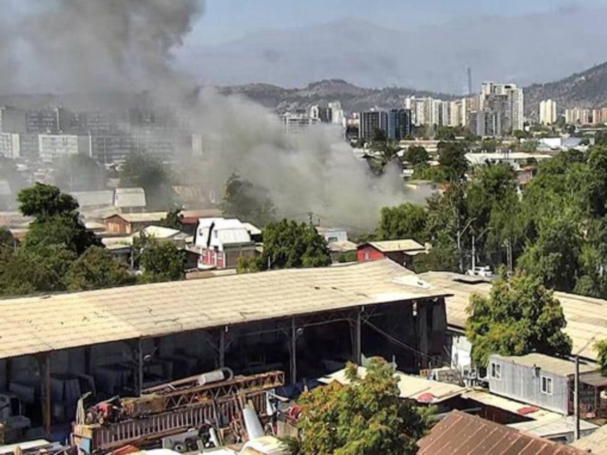 Alarma de incendio en Independencia: fuego amenaza con propagarse a otras casas