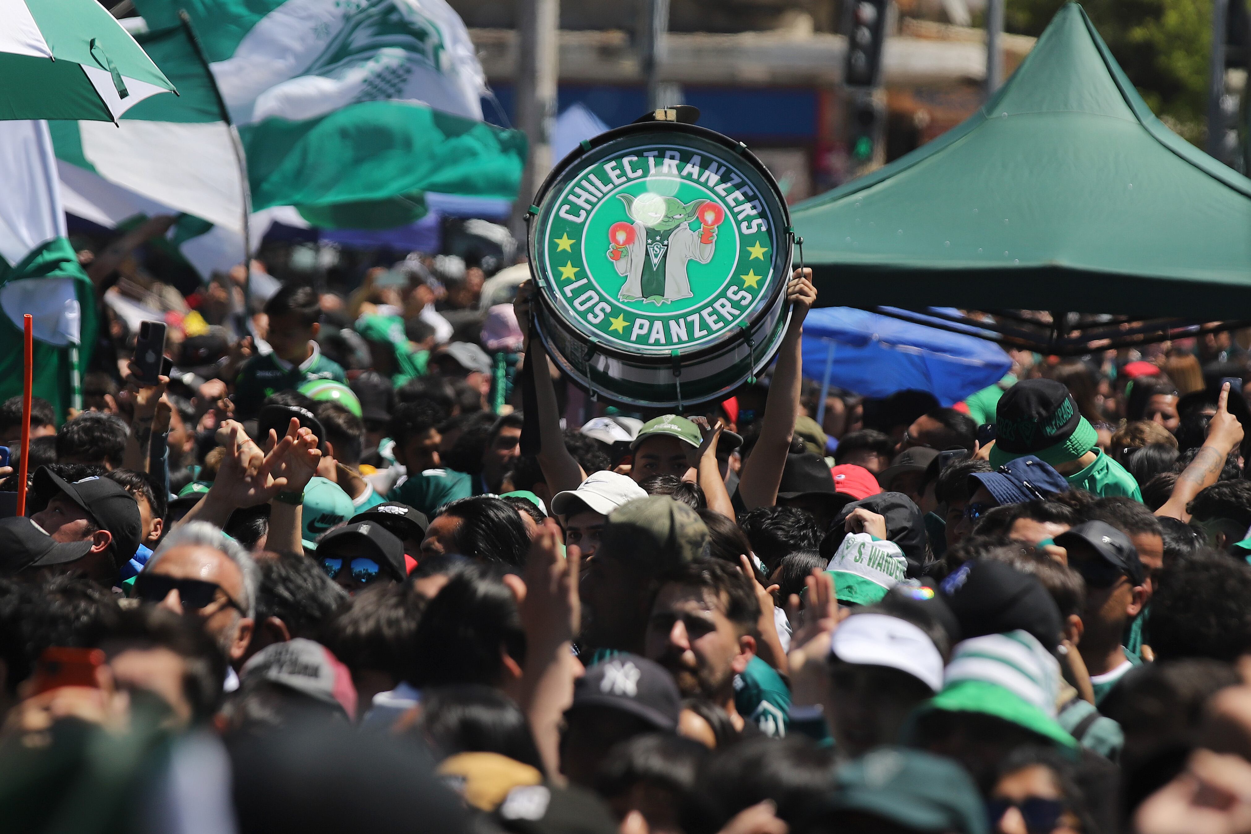 15 DE OCTUBRE DE 2023/VALPARAISOHinchas de Wanderers ven el partido en el Parque ItaliaFOTO: MANUEL LEMA OLGUIN/AGENCIAUNO