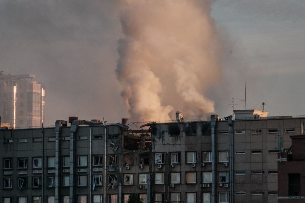 El humo se levanta sobre un edificio atacado en la ciudad de Kiev en Ucrania