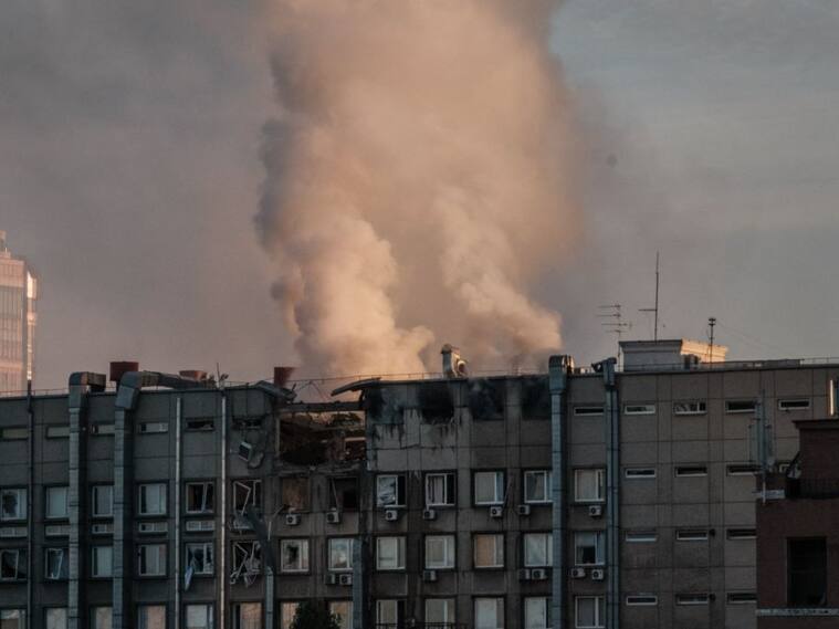 El humo se levanta sobre un edificio atacado en la ciudad de Kiev en Ucrania
