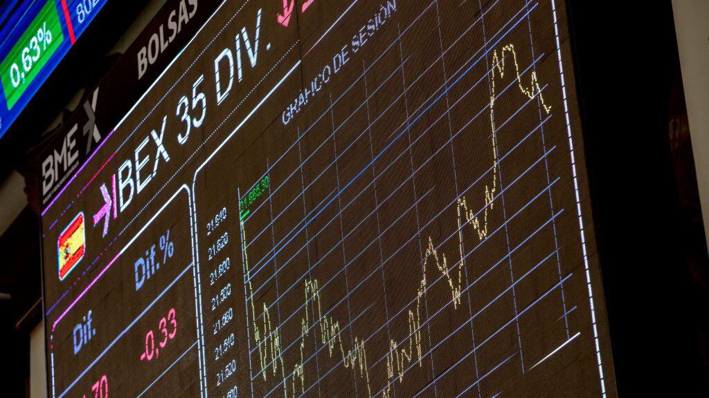 MADRID, SPAIN - JUNE 30: A detail view of an information board at Madrid Stock Exchange on June 30, 2020 in Madrid, Spain. Ibex 35, Spain's Benchmark Stock Index, and other European benchmarks face the last session from the semester as the Coronavirus (COVID-19) crisis continues. (Photo by Pablo Blazquez Dominguez/Getty Images)