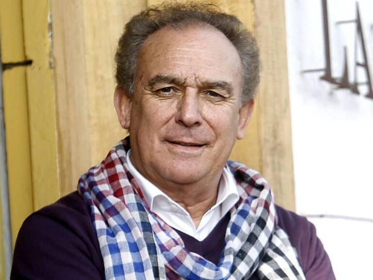 «Absurdo idiomático»: César Antonio Santis arremete contra el lenguaje inclusivo