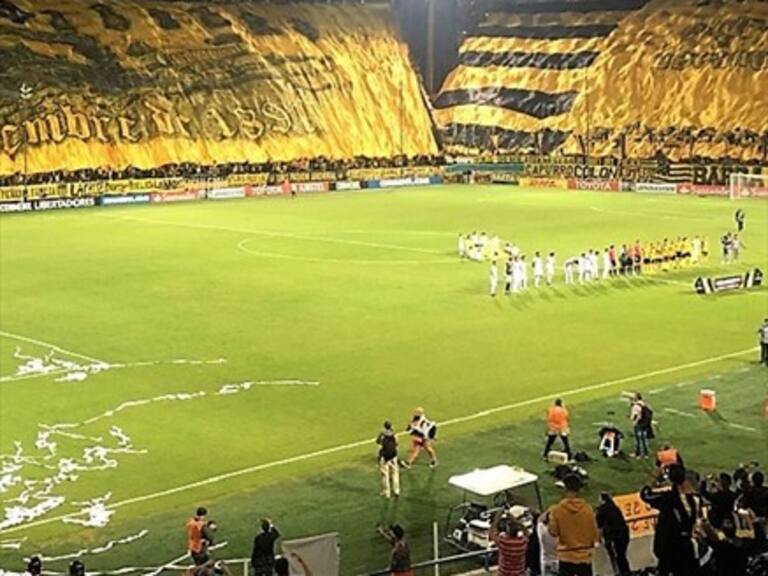 Las banderas gigantes de Peñarol que aparecieron en la Copa Libertadores