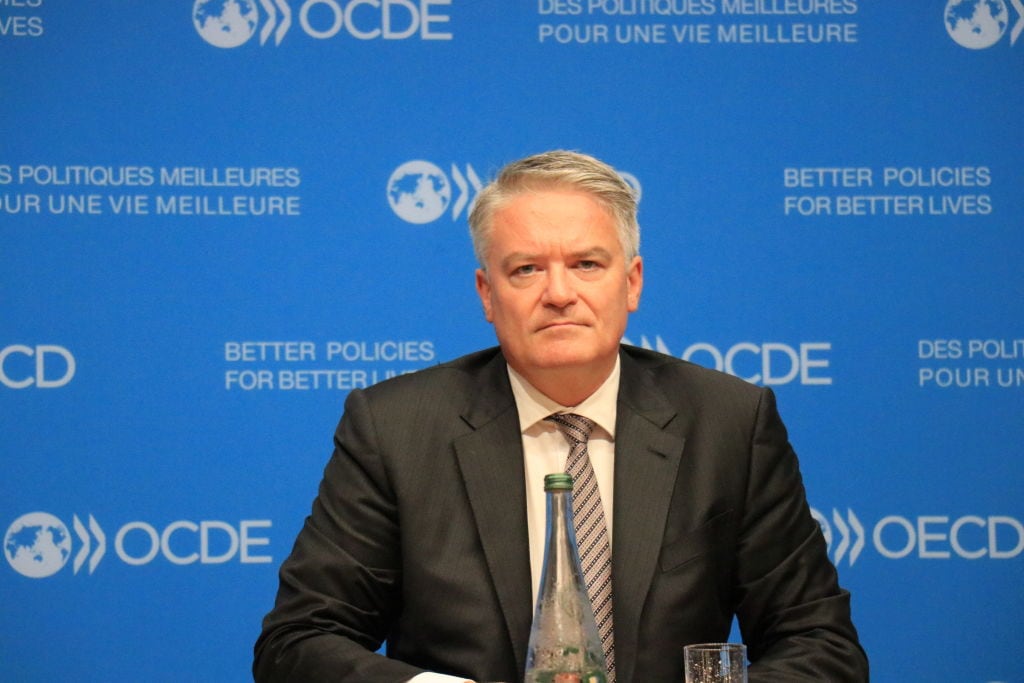 El secretario general de la OCDE, Mathias Corman, presenta un informe en la ciudad de París en Francia.