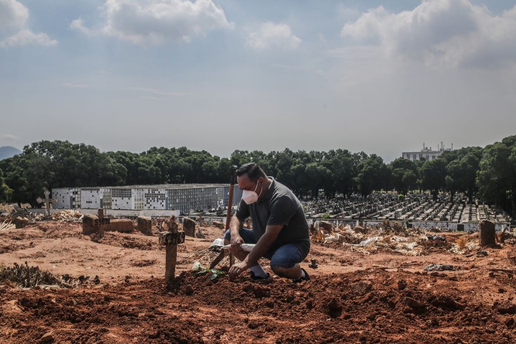 Un familiar despide a una víctima del Covid-19 en un cementerio de Río de Janeiro