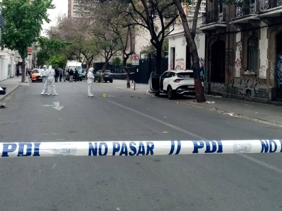 Detectives de la PDI balean a hombre que atacó carro policial con un piedrazo: está en riesgo vital