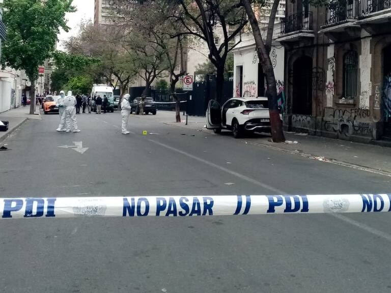 Detectives de la PDI balean a hombre que lanzó piedra contra carro policial: está en riesgo vital