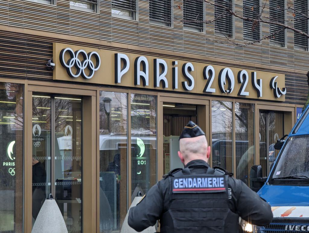 Un policía custodia la sede del comité organizador local de los JJOO de París 2024, ubicada en la comuna de Saint-Denis cercana a la capital de Francia.