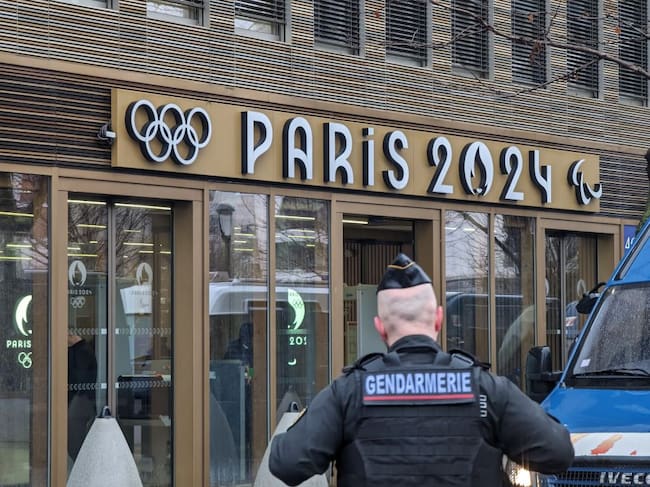 Un policía custodia la sede del comité organizador local de los JJOO de París 2024, ubicada en la comuna de Saint-Denis cercana a la capital de Francia.