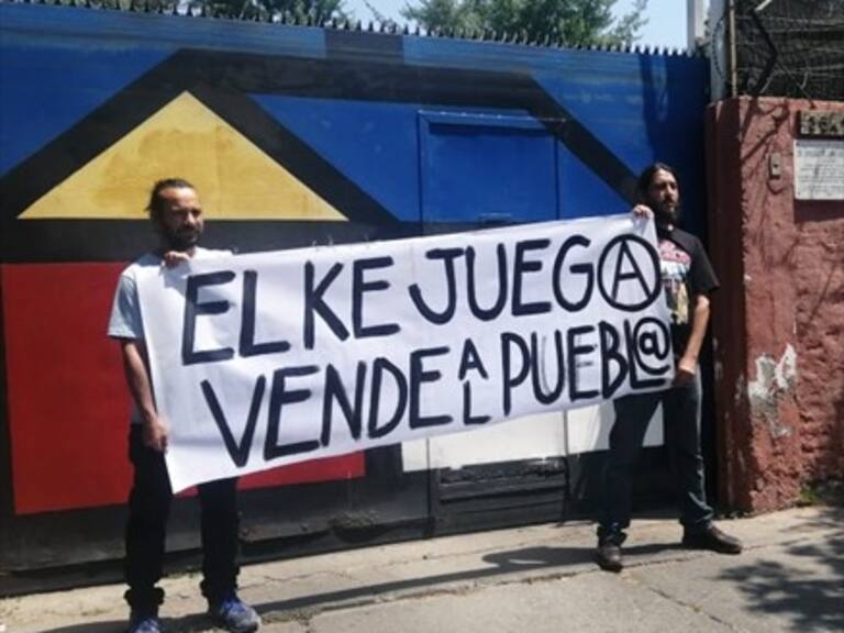 Hinchas llegaron a protestar pacíficamente en las afueras de Juan Pinto Durán