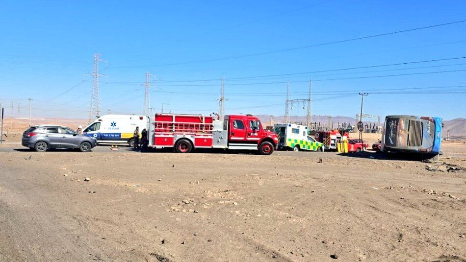 Fatal accidente en Ruta 5 Norte: bus con pasajeros se volcó y dejó dos fallecidos y más de 20 heridos