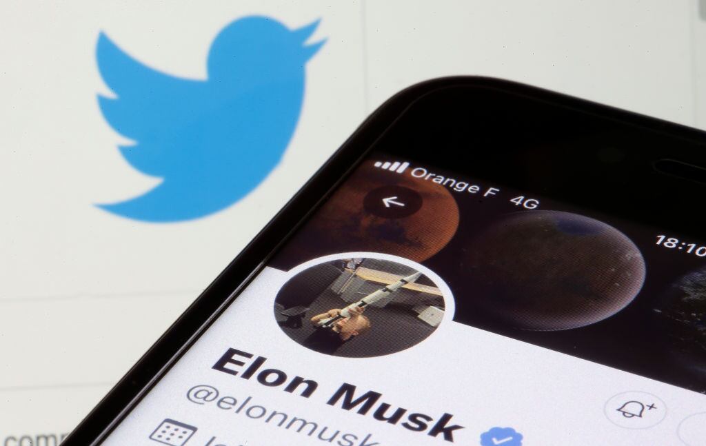 Imagen ilustrativa de la relación entre Elon Musk y la red social Twitter