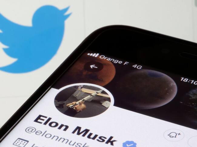 Imagen ilustrativa de la relación entre Elon Musk y la red social Twitter