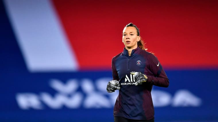 PARIS, FRANCE - NOVEMBER 20: Christiane Endler of Paris Saint-Germain warms up before the D1 Arkema match between Paris Saint Germain and Lyon at Parc des Princes on November 20, 2020 in Paris, France. (Photo by Aurelien Meunier - PSG/PSG via Getty Images)