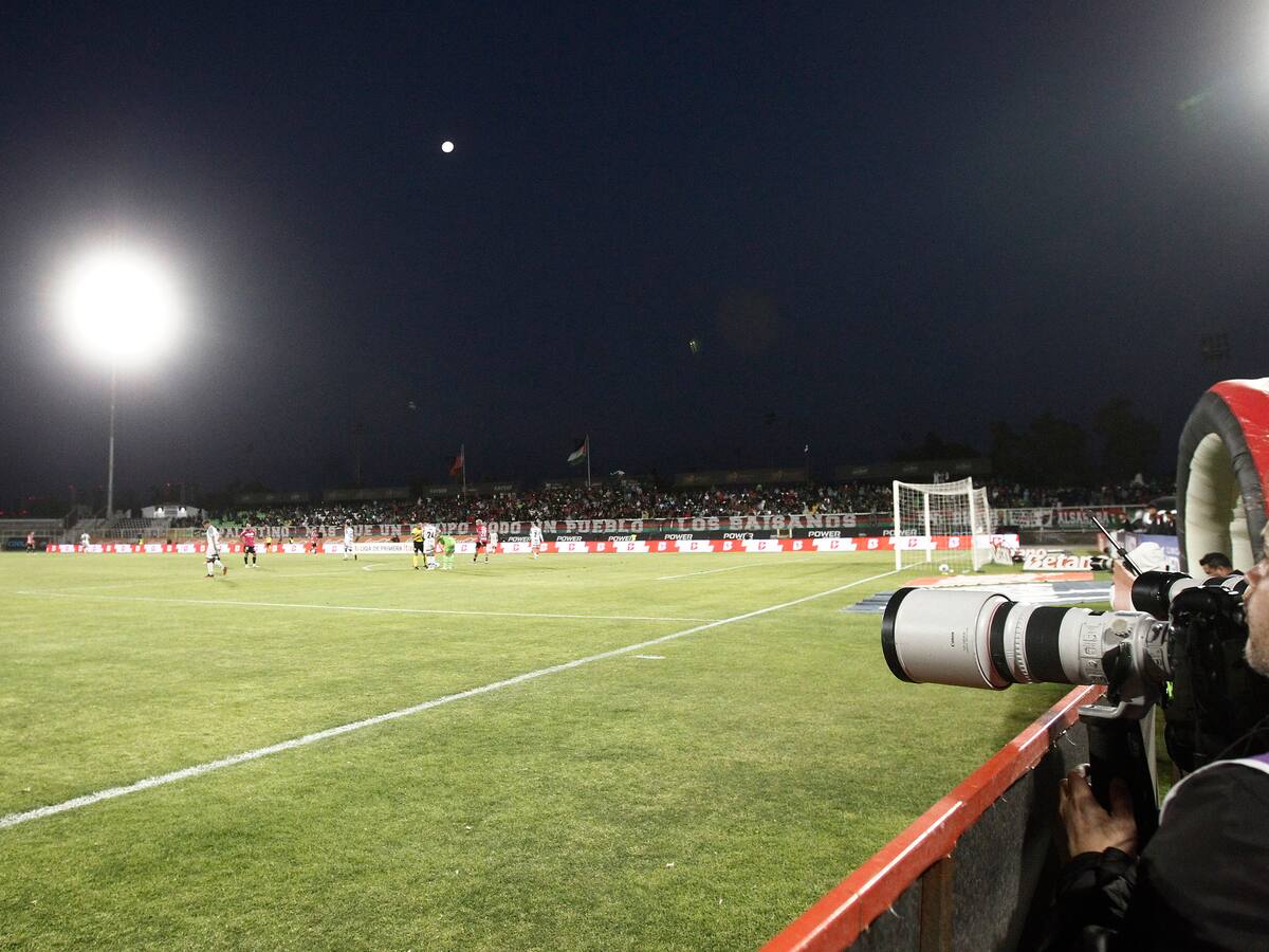 En Palestino celebran las nuevas luminarias del Municipal de La Cisterna: “Es una inversión que le hace bien al fútbol”