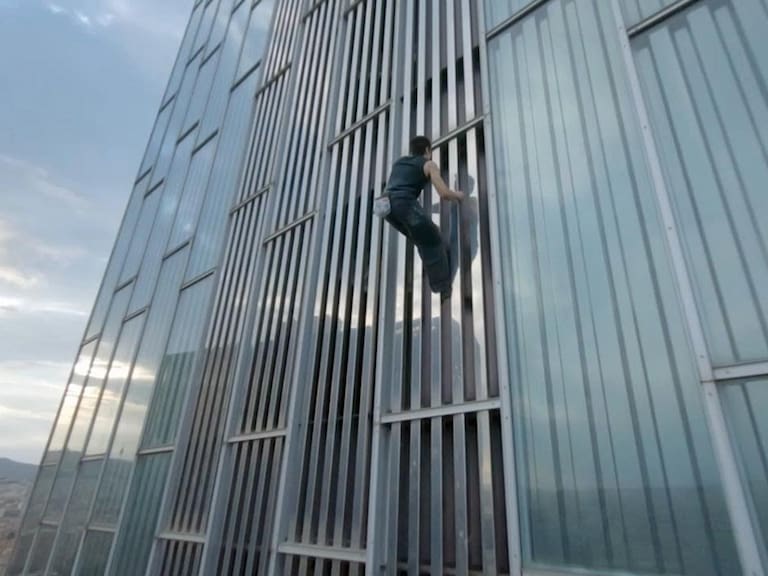 Viral en YouTube: un hombre escaló por fuera un enorme rascacielos