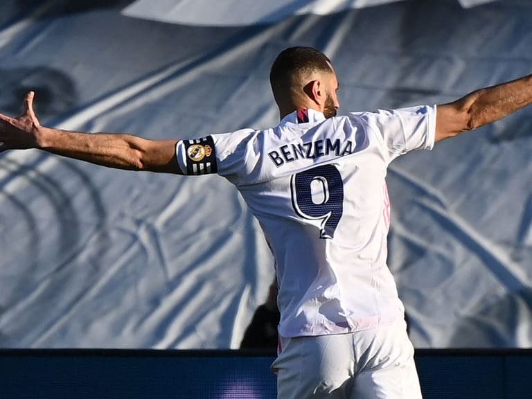 Con un inspirado Karim Benzema, el Real Madrid consiguió una agónica victoria ante Elche y mantiene viva sus aspiraciones al título