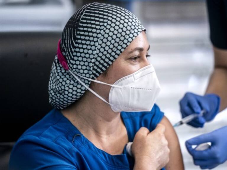Primera vacunada contra el Covid-19 en Chile: «Los síntomas fueron los mismos que cuando me puse la vacuna contra la influenza»