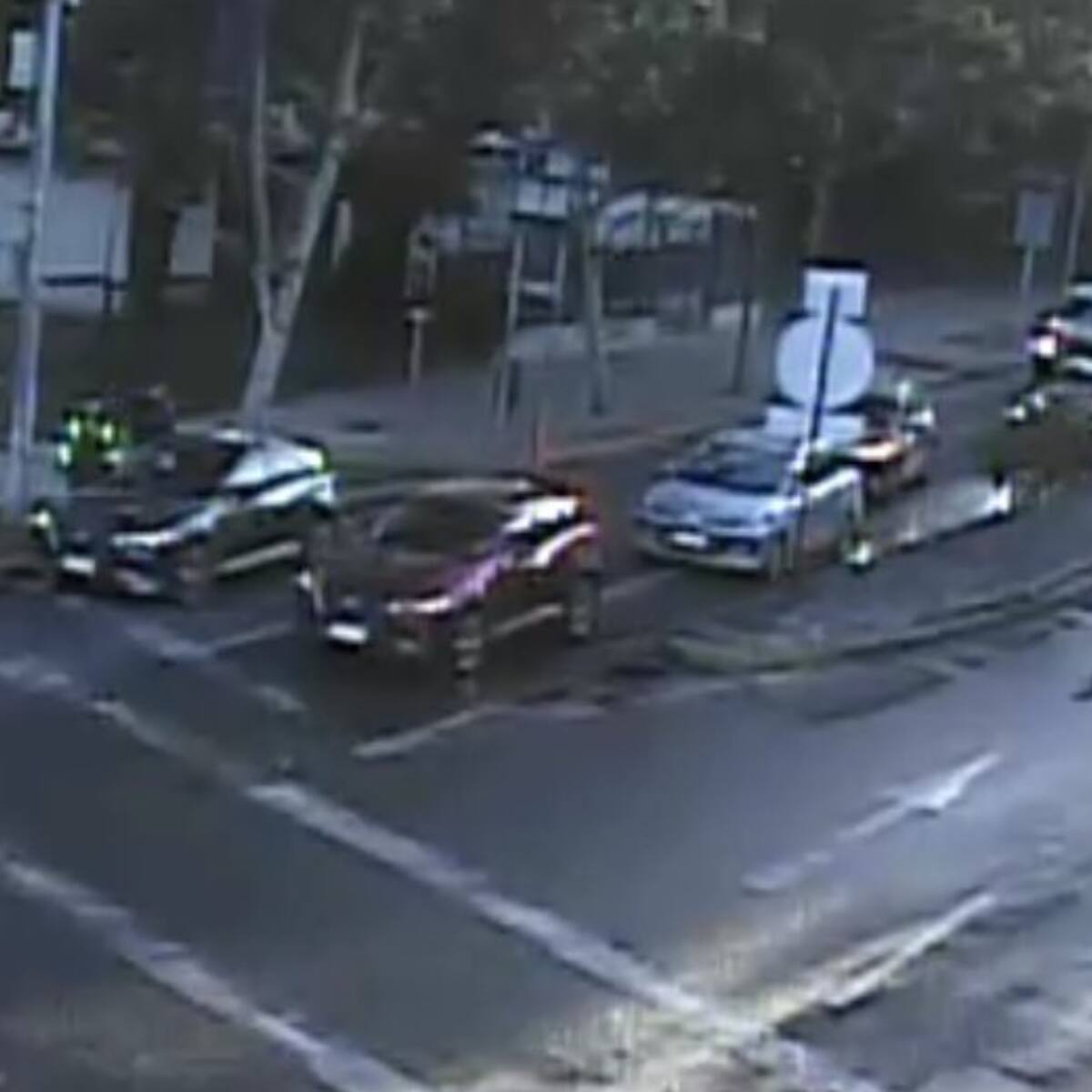 Auto abandonado tras encerrona causa congestión en Providencia: habría sido robado a la salida del consulado de Bolivia