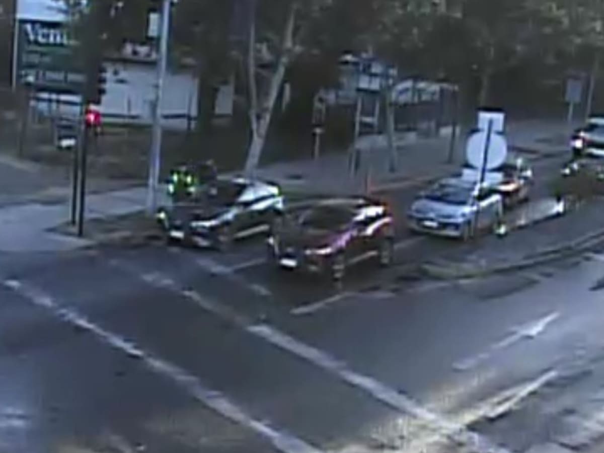 Auto abandonado tras encerrona causa congestión en Providencia: habría sido robado a la salida del consulado de Bolivia