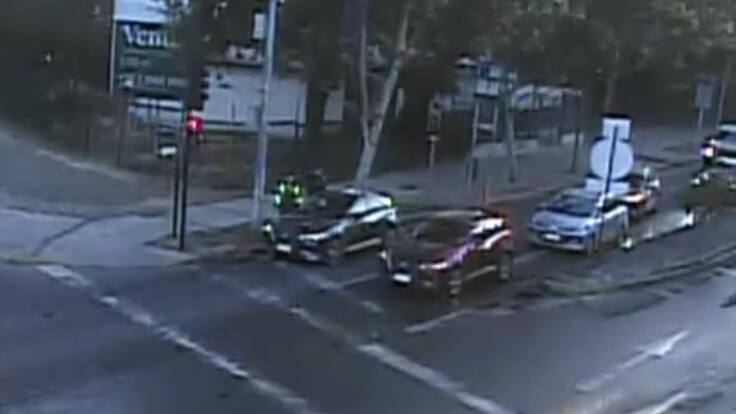 Auto abandonado tras encerrona causa congestión en Providencia: habría sido robado a funcionaria del consulado de Bolivia