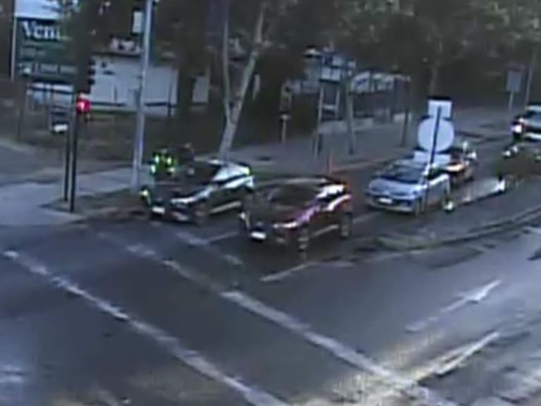 Auto abandonado tras encerrona causa congestión en Providencia: habría sido robado a funcionaria del consulado de Bolivia