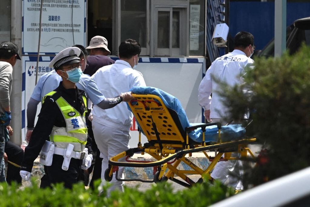Paramédicos retiran a pacientes por incendio en el Hospital Changfeng de Pekín