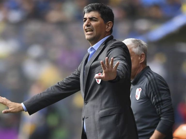 River Plate&#039;s interim coach Matias Biscay gestures during the first leg match of the all-Argentine Copa Libertadores final against Boca Juniors, at La Bombonera stadium in Buenos Aires, on November 11, 2018. (Photo by Eitan ABRAMOVICH / AFP)        (Photo credit should read EITAN ABRAMOVICH/AFP via Getty Images)