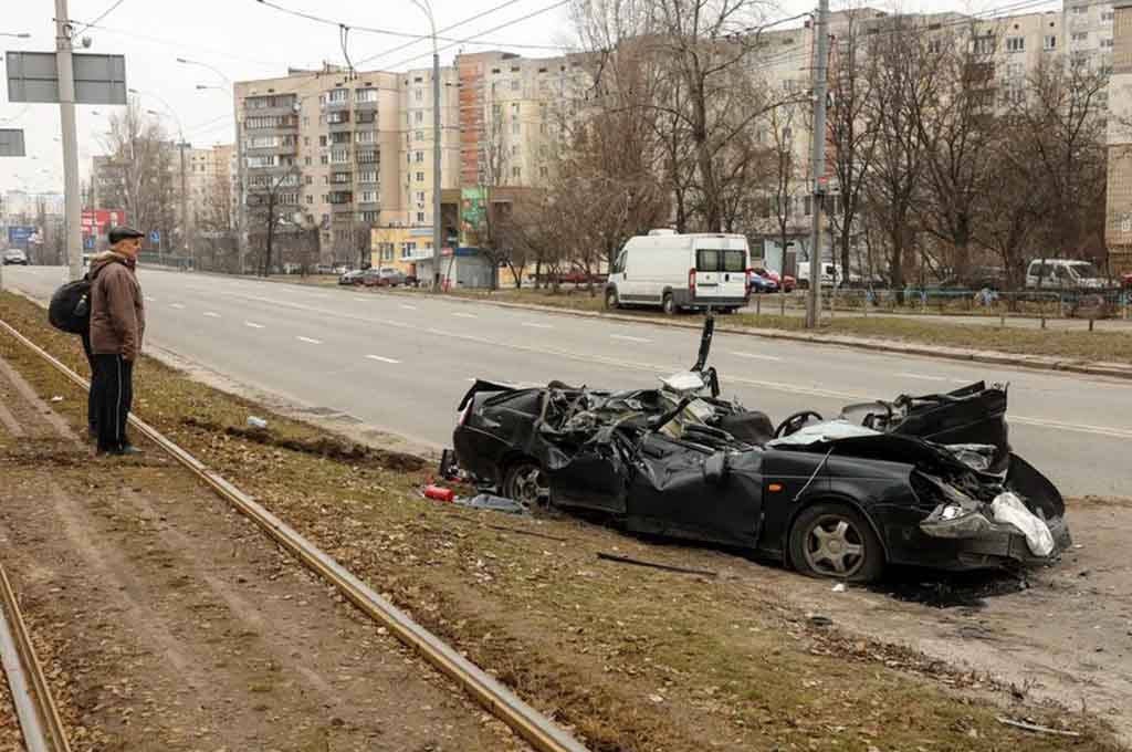 Auto aplastado por tanque en Ucrania