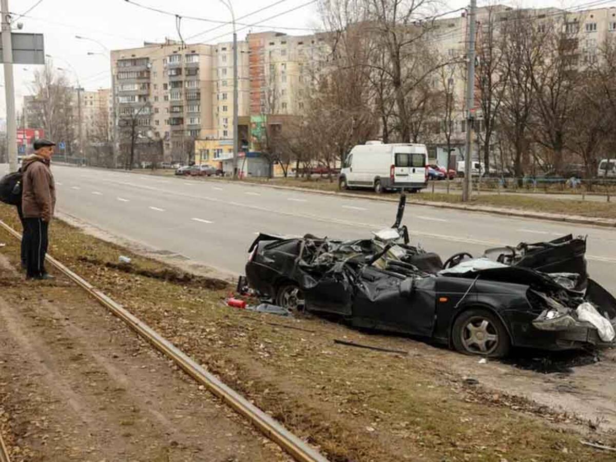 Un tanque aplastó un auto con una persona dentro en Ucrania