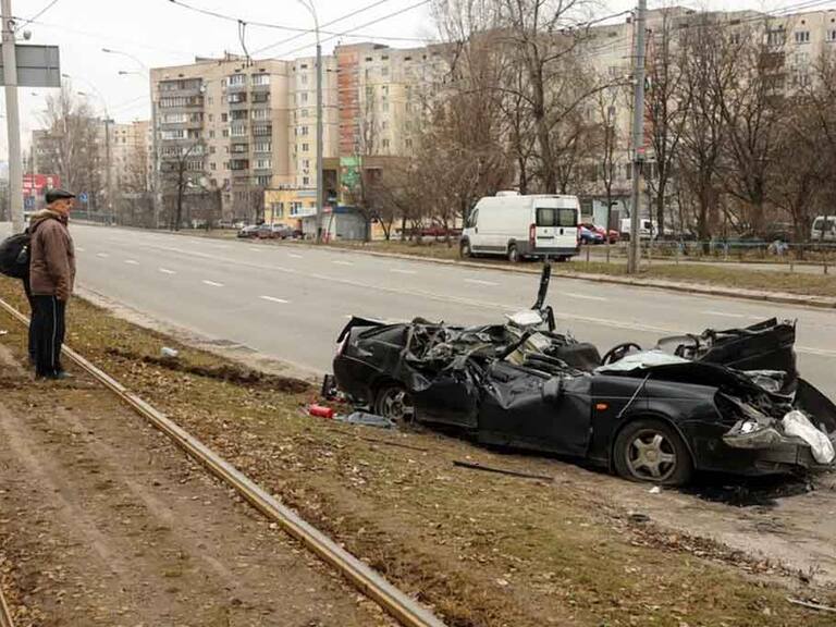 Auto aplastado por tanque en Ucrania