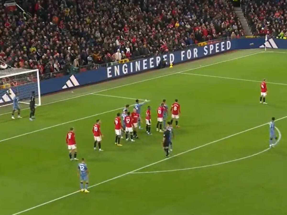 El defensor esperó tras el arquero: así fue el sorprendente gol que le hicieron al Manchester United en la Premier League