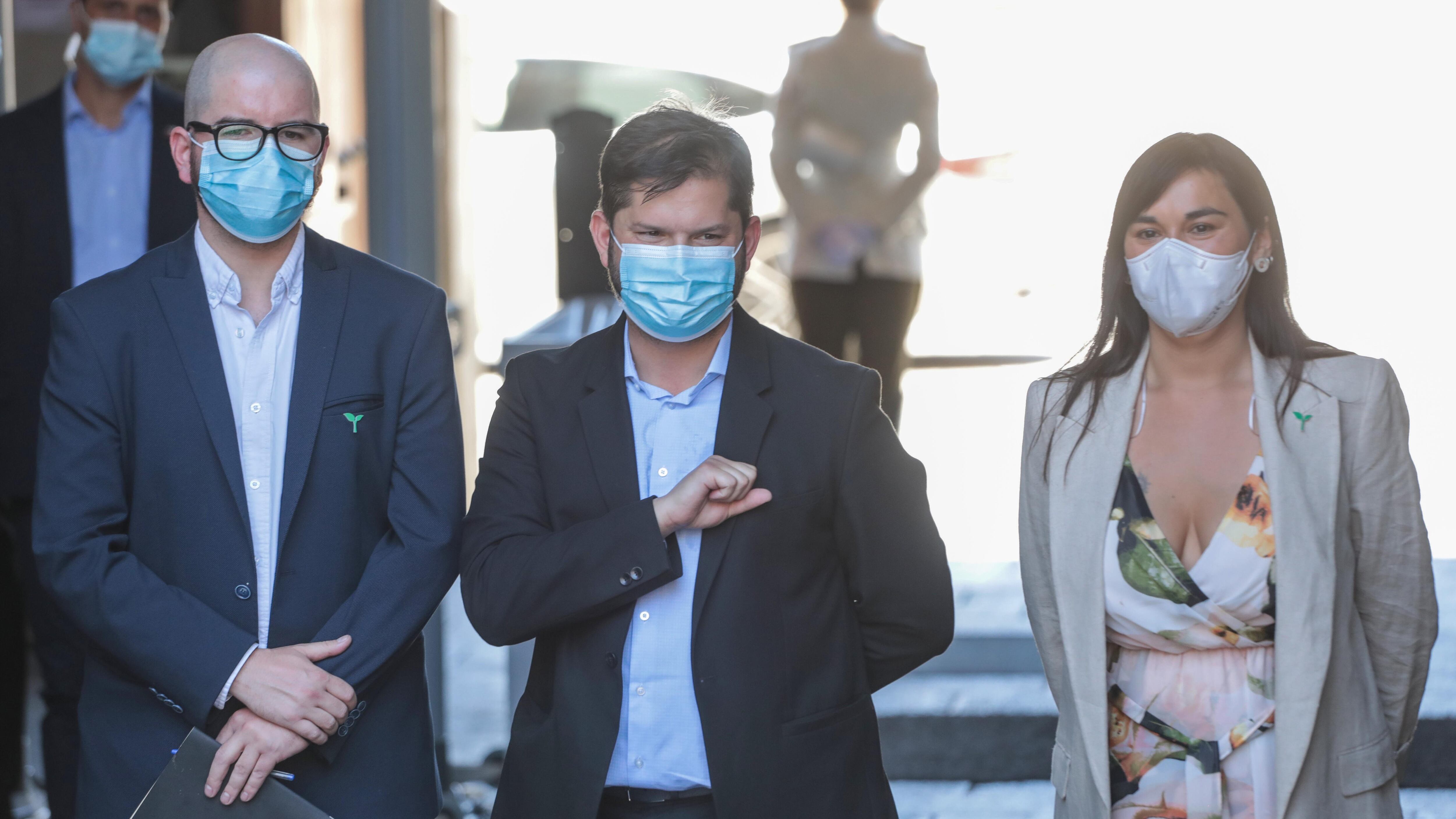 Giorgio Jackson, Gabriel Boric e Izkia Siches en La Moneda.